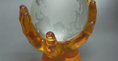 金發水晶精選手懷地球