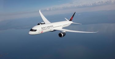 加拿大航空公司飛機飛行中