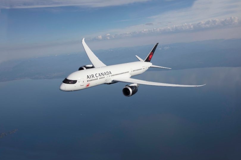 加拿大航空公司飛機飛行中