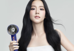 女性手持吹風機，展示亮麗長髮。